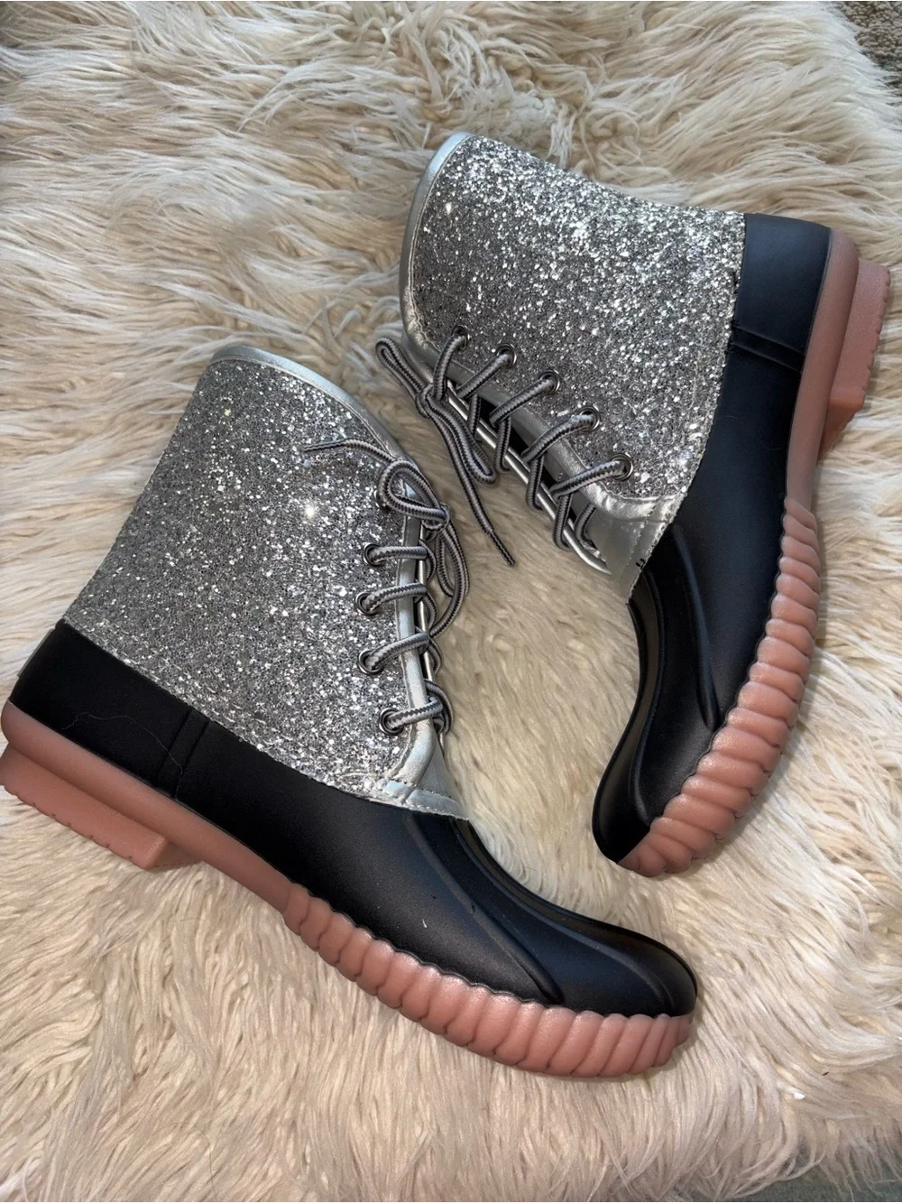 NWOT Simply Southern Glitter Duck Boots Women’s 7 Rain Snow Winter Silver Black
